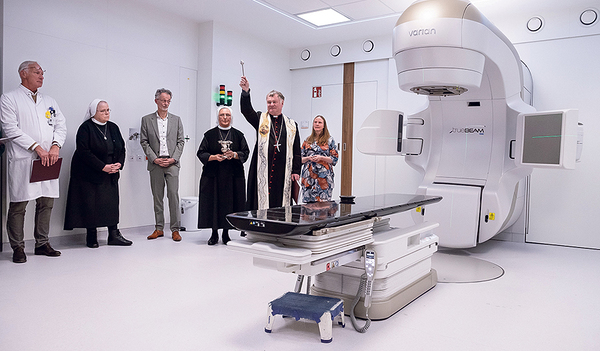 Bischof Manfred Scheuer bei der Segnung des neuen Linearbeschleunigers.   