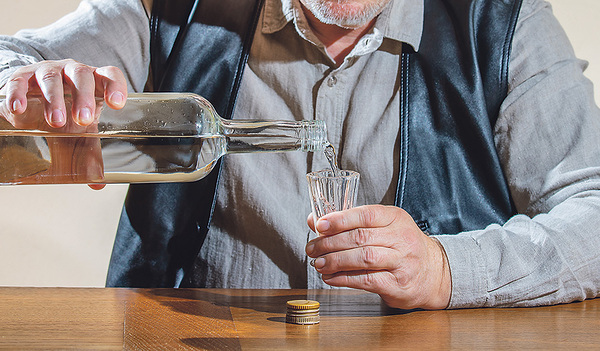 Der Alkoholkonsum zuhause steigt. Für manche wird er (wieder) zur Sucht.   