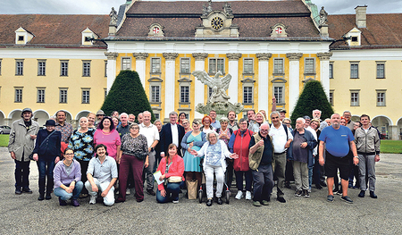 Beste Stimmung bei der Wallfahrt der Obdachlosen nach St. Florian: die Gruppe mit Bischof Manfred Scheuer (Mitte) und Obdachlosenseelsorger Julian Kapeller (1. Reihe, 2. v. l.). 