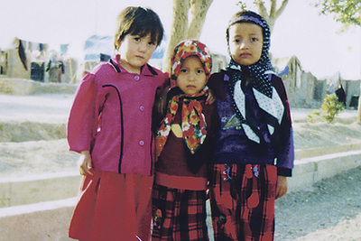 Asiyeh Panahi als kleines Mädchen im Flüchtlingslager (Bild rechts, Mitte). Ihre Schwester (rechts) ist heute Fotografin.  