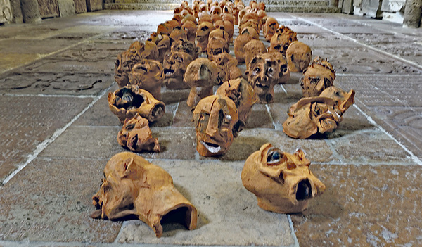 99 Köpfe verweisen auf ein vergessenes Massaker.