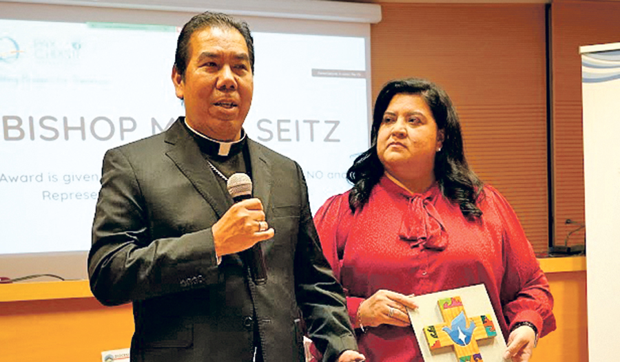 Weihbischof Tony Celino und Melissa Lopez übernahmen den Friedenspreis.   