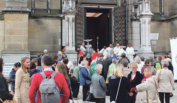 Begegnung der Legionäre Mariens auf dem Domplatz: Im Hintergrund (vor der Domtür) ist die Standarte der Legion Mariens zu sehen. 