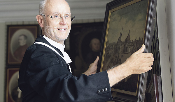 Schätze der Kunstsammlung: Kustos Harald R. Ehrl holt ein Kunstwerk für die Ausstellung aus dem Depot.   