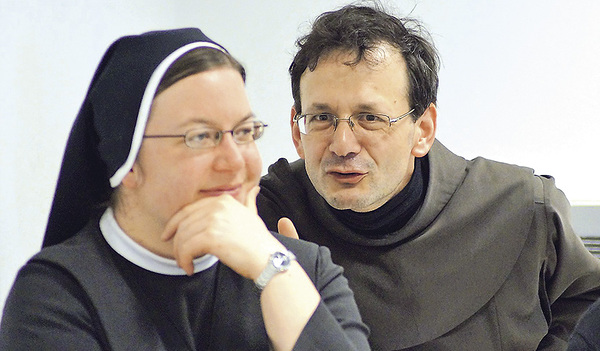 Der Journalist Moritz Windegger entschloss sich 2014 im Alter von 36 Jahren, Franziskaner zu werden. Mit am Bild die Seelsorgerin und Kreuzschwester Gertraud Johanna Harb.  