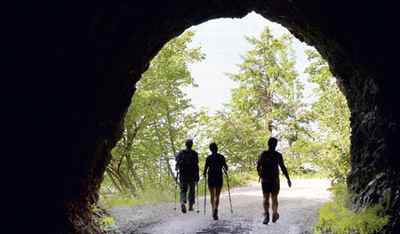 Wanderer in einem Tunnel [ (c) www.BilderBox.com, Erwin Wodicka, Siedlerzeile 3, A-4062 Thening, Tel. + 43 676 5103678.Verwendung nur gegen HONORAR, BELEG,URHEBERVERMERK und den AGBs auf bilderbox.com](in an im auf aus als and beim mit einer einem ei