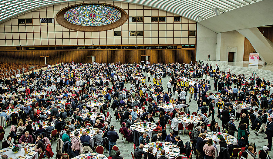 Ähnlich könnte es beim Synodentreffen aussehen: Viele Menschen an runden Tischen in der Audienzhalle. Hier der Welttag der Armen 2019.