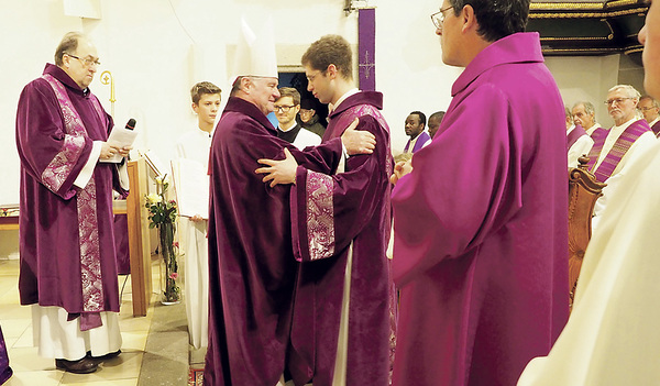 Bischof Scheuer gibt dem neu geweihten Diakon den Friedensgruß.  