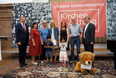 Pabneukirchner Flüchtlingshelfer/innen. Der Löwe steht für Eltern, die für ein gutes Leben ihre Kinder kämpfen, über Landesgrenzen hinweg.