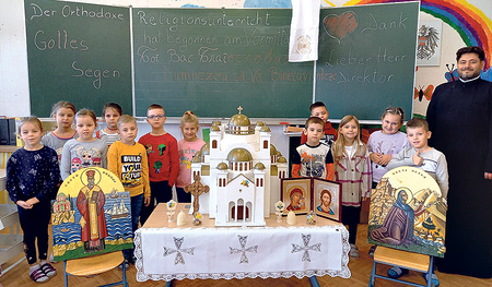 Die orthodoxen Kinder der ersten Klassen mit ihrem Religionslehrer Dalibor Binzei  