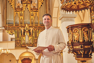 Ewald N. Donhofer Opraem ist der Leiter des Konservatoriums für Kirchenmusik der Diözese Linz und Universitätsassistent am Institut für Liturgiewissenschaft an der KU Linz
