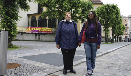Die Patin Christine Frauscher mit der Asylwerberin Sylvia Obamete Eboigbe aus Nigeria auf dem Pfarrplatz der Stadtpfarre Linz. Frauscher engagiert sich beim Buddy-Projekt AMIGO von SOS Menschenrechte.