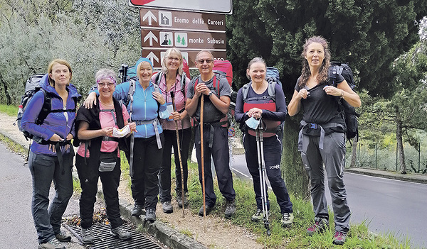Die Pilgerschar mit Margit und Arnold Schmidinger (Mitte).     