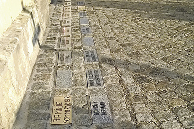 Der „Walk of Fame“ („Weg der Spender“) ist fertig. In der Nacht wird der Weg mit LED-Lampen beleuchtet. 