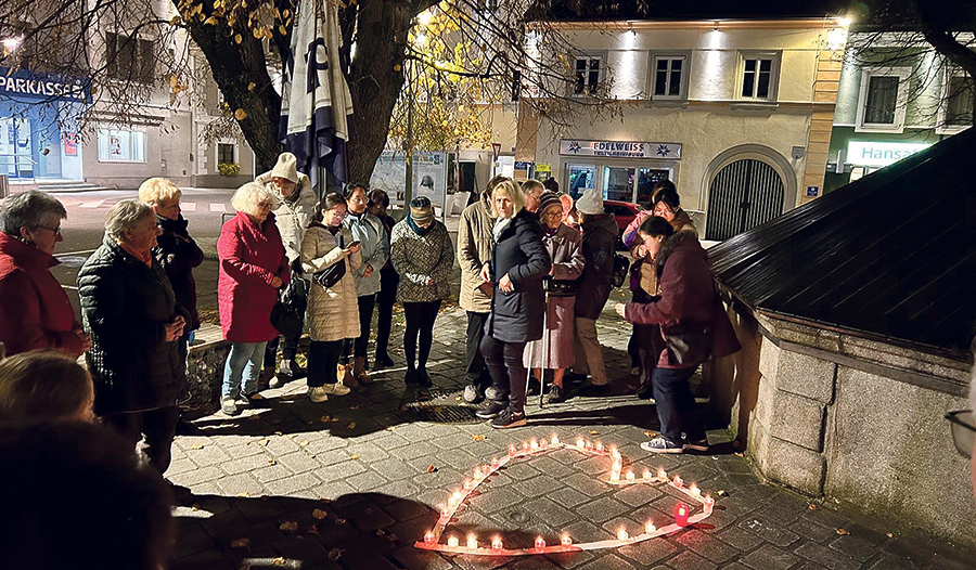 Einmal in der Woche führt die Lichterprozession zum Hauptplatz in Perg.    