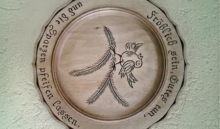 Der Domspatz und ein Zitat des heiligen Don Bosco zieren diesen Holzteller, den uns  KirchenZeitungs-Leser und Hobbyschnitzer Hermann Stieger aus  Edt bei Lambach zugesandt hat.