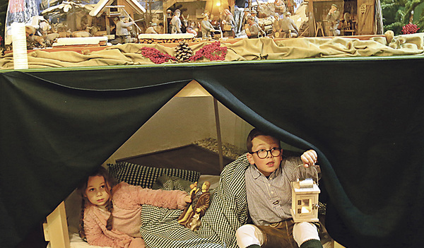 Nachgestellte Szene im Museum:  Kinder vertauschen ihre Betten gegen einen Schlafplatz unter der Krippe. Öffnungszeit des Museums bis 2. Februar 2019 täglich von 13 bis 17 Uhr.  