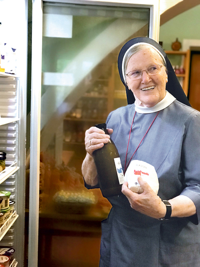 Schwester Maria Hemma Ogertschnig mit Milch und Kärntner Bröseltopfen.