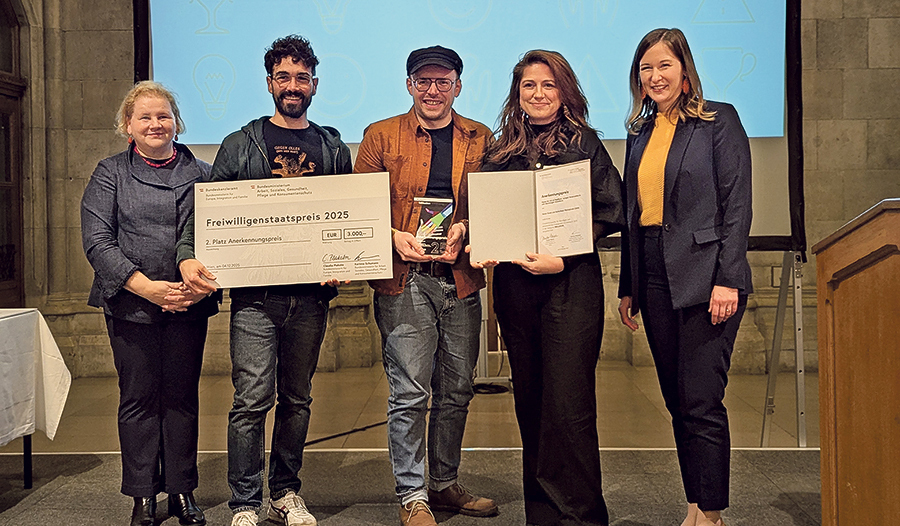V. l. n. r.: Sozialministerin Korinna Schumann, Simon Steinbeiss, ­Richard Schachinger, Jolanda de Wit (vom OKH Vorstand) und Bundesministerin Claudia Plakolm.  