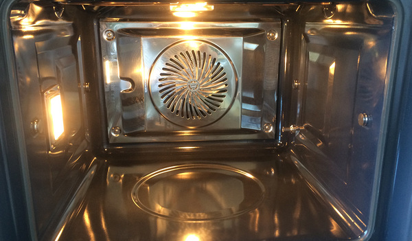 Wieder sauber: nach der Maroni-Explosion gab es für den Ofen eine gründliche Reinigung