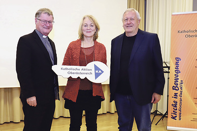  Bischof Manfred Scheuer mit Maria Hasibeder und Bert Brand­stetter.  