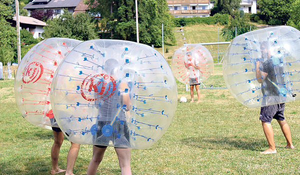 Die Jugendlichen konnten aus vielen Aktivitäten wählen, mit dabei auch Bubble Soccer.  