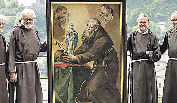 Die Salzburger Kapuziner mit Provinzpatron Laurentius von Brindisi auf der Klosterterrasse.  