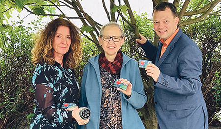 Die evangelische Kirchenrätin Andrea Sölkner (links), Sr. Anneliese Herzig und Markus Gerhartinger werben für den Umweltpreis.  