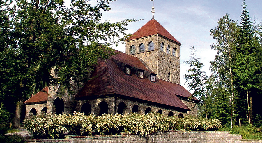 Die Granitsteine, aus denen die Fatimakapelle erbaut wurde, kommen aus der unmittelbaren Umgebung. / Pfeil Die Granitsteine, aus denen die Fatimakapelle erbaut wurde, kommen aus der unmittelbaren Umgebung.