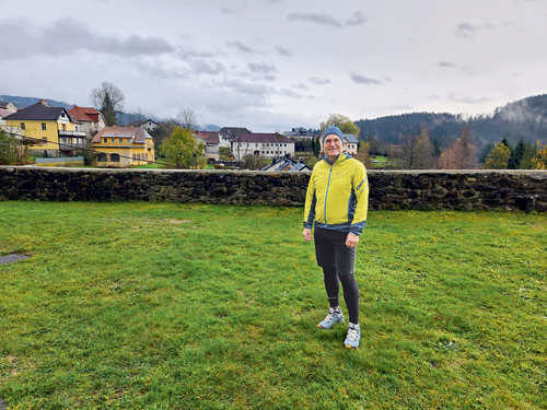 Blick vom Areal rund um die Pfarrkirche Haslach auf den Ort und die Umgebung. Das Obere Mühlviertel bietet Trailrunnern wie Pfarrer Gerhard Kobler ideale Bedingungen.  