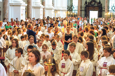 Einzug in die am Minitag bis auf den letzten Platz besetzte Basilika St. Florian. 