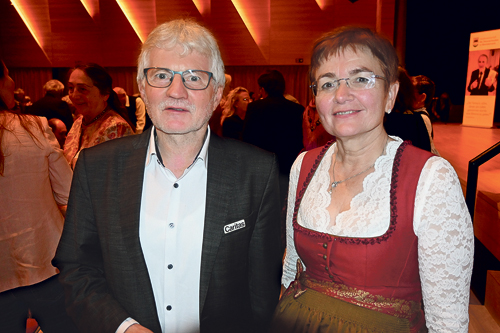 Maria Zugmann-Weber, Bundesvorsitzende der Donauschwäbischen Arbeitsgemeinschaft Österreich, mit Franz Kehrer, OÖ Caritas-Direktor, der beim Kongress ein Grußwort sprach. 