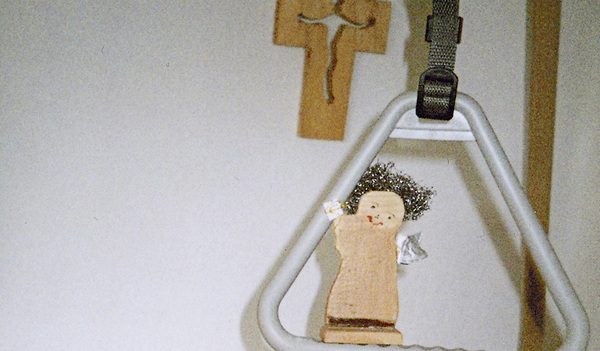 Trapez zum Aufrichten am Krankenbett von Franz Hintersteininger.   