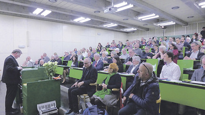 Blick in den Hörsaal:  140 Personen nahmen an den Vorträgen und Workshops teil, darunter Vertreter/innen der Diözese Linz – wie Bischof em. Maximilian Aichern –, Forscher/innen und Studierende.  