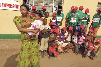 Der Verein „Licht am Horizont“ betreibt mit einer Partnerorganisation ein Kinderheim in Mbuji.-Mayi in der Demokratischen Republik Kongo. Isabelle Ntumba (1. v. l.) erhielt dafür den Solidaritätspreis der KirchenZeitung 2014.  