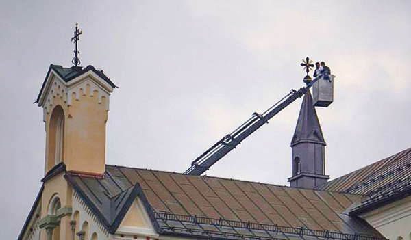 Die Steckung des Turmkreuzes über der Sakristei  