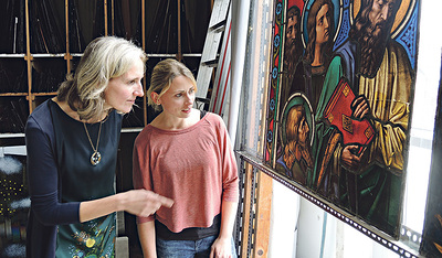 Kyra Kleinschmidt und Christina Wais bei der Ansicht eines Details 