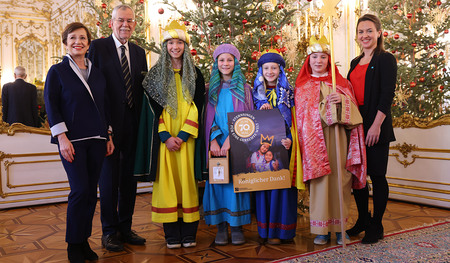 Sternsingerinnen aus Ottensheim beim Bundespräsidentenund seiner Ehefrau. V. l.: Doris Schmidauer, Alexander Van der Bellen, Johanna Mitter, Miriam Geiger, Anna Binder, Johanna Fürlinger & Teresa Millesi (Vorsitzende der Katholischen Jungschar)