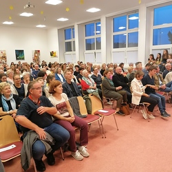 Mehr als 220 Besucher:innen