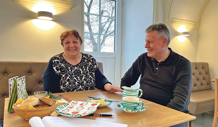 Herta Grüneis im Gespräch mit Pfarrer Gerald Geyrhofer: „Die Leute vertrauen ihr“, sagt der Priester. 