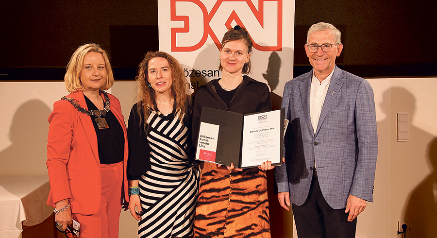 Daniela Gutmann (Dritte von links) erhielt den DKV-Preis 2025 der Diözese Linz, weiters zu sehen: Rektorin Brigitte Hütter, Maria Reitter-Kollmann (Obfrau DKV) und Bischofsvikar Johann Hintermaier.    
