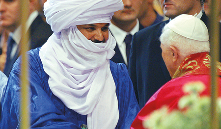 Ehrengäste bei der Seligsprechung von Charles de Foucauld (1858–1916) im Jahr 2005 in Rom waren Tuareg aus Algerien. Am Bild ein Tuareg-Vertreter mit Papst Benedikt XVI. Mit diesem Volk teilte Foucauld den Lebensraum in der Wüste.