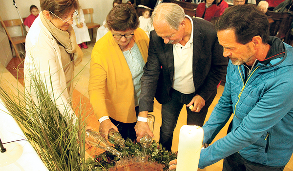 Wasser aus allen Teilen der Pfarre: ein schönes Zeichen der Gemeinsamkeit beim Pfarrgründungsfest in Maria Neustift  