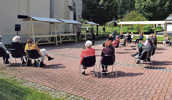 Statt eines klassichen Gottesdienstes feierten die Menschen in Pinsdorf am Kirchenplatz mit Musik, die Hoffnung macht.  privat