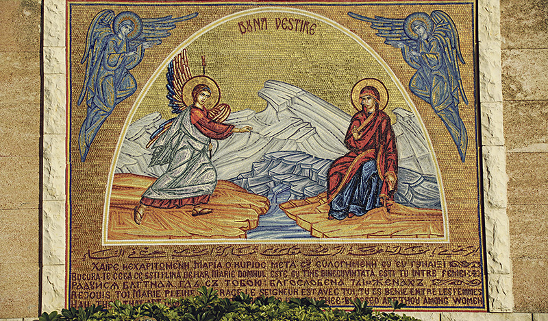 Sei gegrüßt, du Begnadete, der Herr ist mit dir! Nach orthodoxer Tradition erreichte der Engel Maria, als sie Wasser schöpfte, wie dieses Mosaik aus Nazaret darstellt.  
