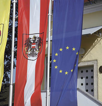 Fahne EU und ?sterreich [ (c) www.BilderBox.com, Erwin Wodicka, Siedlerzeile 3, A-4062 Thening, Tel. + 43 676 5103678.Verwendung nur gegen HONORAR, BELEG, URHEBERVERMERK nach AGBs auf bilderbox.com]