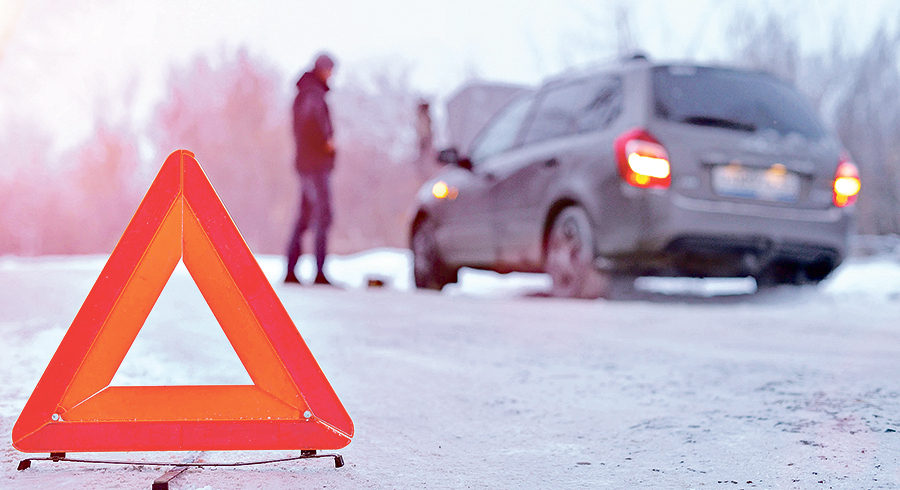 Nach einem Unfall sollte man sofort stehen bleiben und als eine der ersten Maßnahmen die Unfallstelle absichern. 