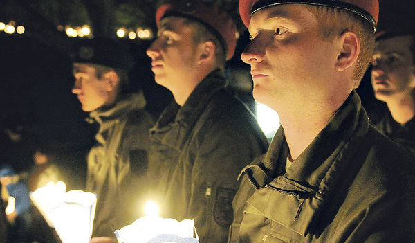 Beten für den Frieden: Österreichische Soldaten und Soldatinnen bei der Wallfahrt in Lourdes. 