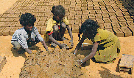 Kinderarbeit hat viele Gesichter: Die jungen Menschen schuften als Lastenträger in den Armenvierteln afrikanischer Städte oder in den Ziegeleifabriken Indiens. 