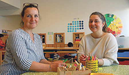 Caritas-Mitarbeiterin Theresa Lackner (re.) mit Kindergarten-Leiterin Sabine Auböck vom „Schwalbennest“ in Linz-Urfahr.